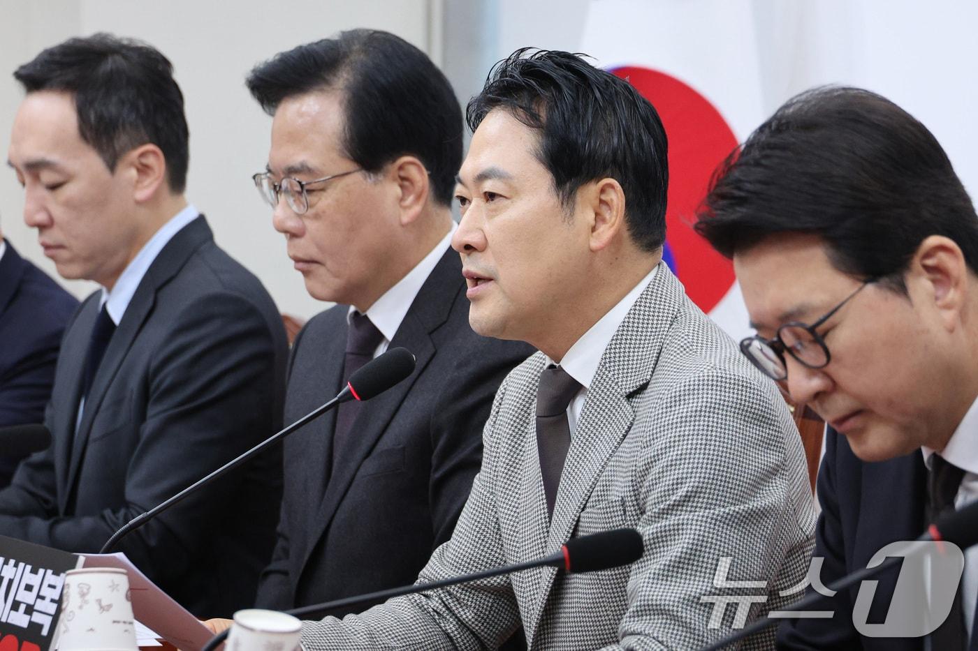 장동혁 국민의힘 대표와 송언석 원내대표가 8일 서울 여의도 국회에서 열린 최고위원회의에서 대화하고 있다. 2025.12.8/뉴스1 ⓒ News1 신웅수 기자