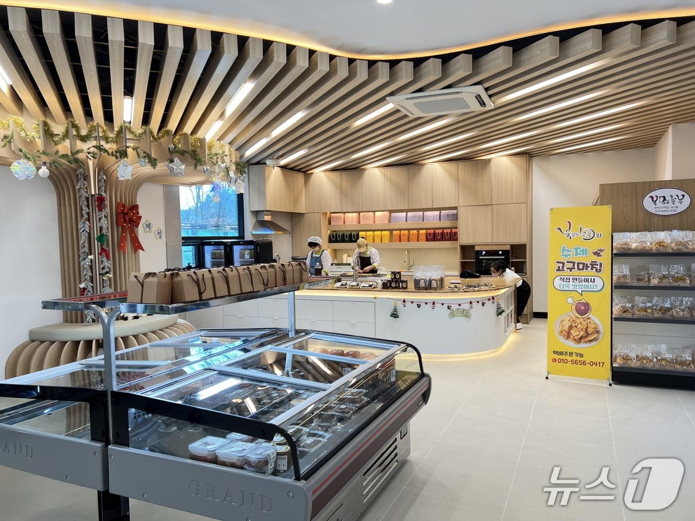 본문 이미지 - 태안군 로컬푸드직매장에 조성된 농가주방 모습&#40;제공. 재판매 및 DB금지&#41;2025.12.8/뉴스1