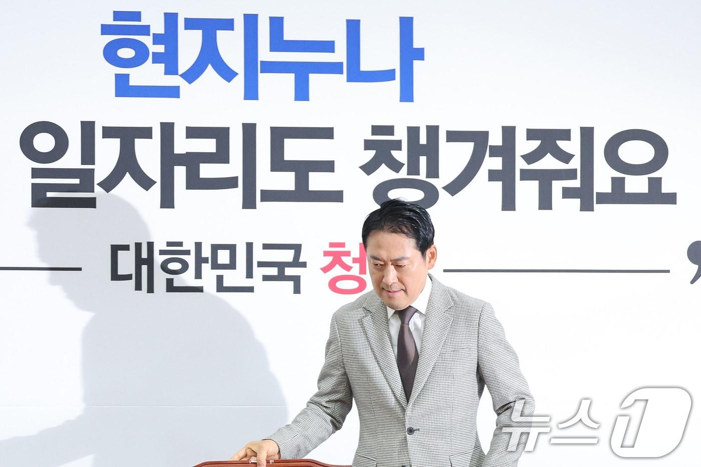 장동혁 국민의힘 대표가 8일 서울 여의도 국회에서 열린 최고위원회의에 참석하고 있다. 2025.12.8/뉴스1 ⓒ News1 신웅수 기자