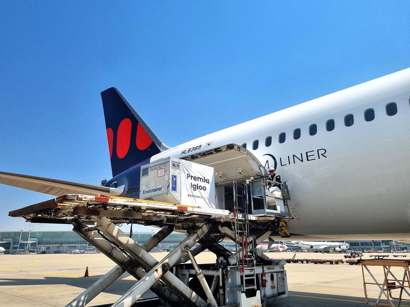 본문 이미지 - 에어프레미아가 여객기 수하물 공간을 이용해 의약품을 운송하는 모습&#40;자료사진. 에어프레미아 제공&#41;.