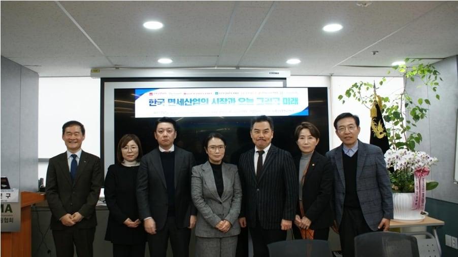 본문 이미지 - &#40;왼쪽부터&#41;  김범호 인천국제공항공사 부사장, 박문구 유통산업연구센터 대표, 고병욱 KEARNEY 상무, 구진경 산업연구원 실장, 서용구 숙명여대 교수, 안혜진 시티면세점 대표, 박창영 유통산업연구센터 상임고문.&#40;유통산업연구센터 제공&#41;.  