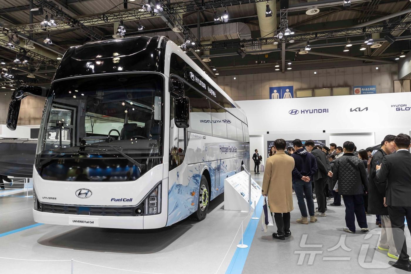 현대차그룹은 지난 4일부터 7일까지 경기도 고양시 킨텍스에서 개최된 ‘월드 하이드로젠 엑스포 2025’에 참여해 전시를 성공적으로 마무리했다고 8일 밝혔다. 사진은 관람객들이 유니버스 수소전기버스를 둘러보고 있는 모습. (현대차·기아 제공. 재판매 및 DB 금지) 2025.12.8/뉴스1