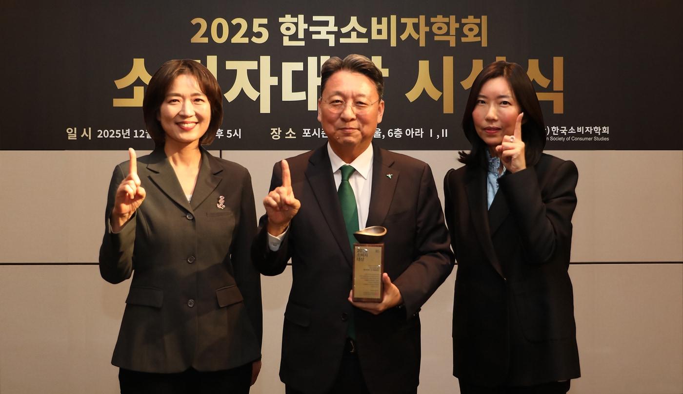 하나금융그룹은 지난 5일 서울 포시즌스 호텔에서 열린 제18회 ‘2025 소비자대상’ 시상식에서 &#39;하나더넥스트 내집연금&#39;이 ‘금융솔루션 혁신 부문’을 수상했다고 밝혔다. 이날 시상식에 참석한 남궁원 하나생명 대표이사&#40;사진 왼쪽 두번째&#41;가 유현정 한국소비자학회 공동회장&#40;사진 왼쪽 첫번째&#41;, 안희경 한국소비자학회 공동회장&#40;사진 왼쪽 세번째&#41;과 함께 기념촬영을 하고 있다. &#40;하나금융그룹 제공&#41;