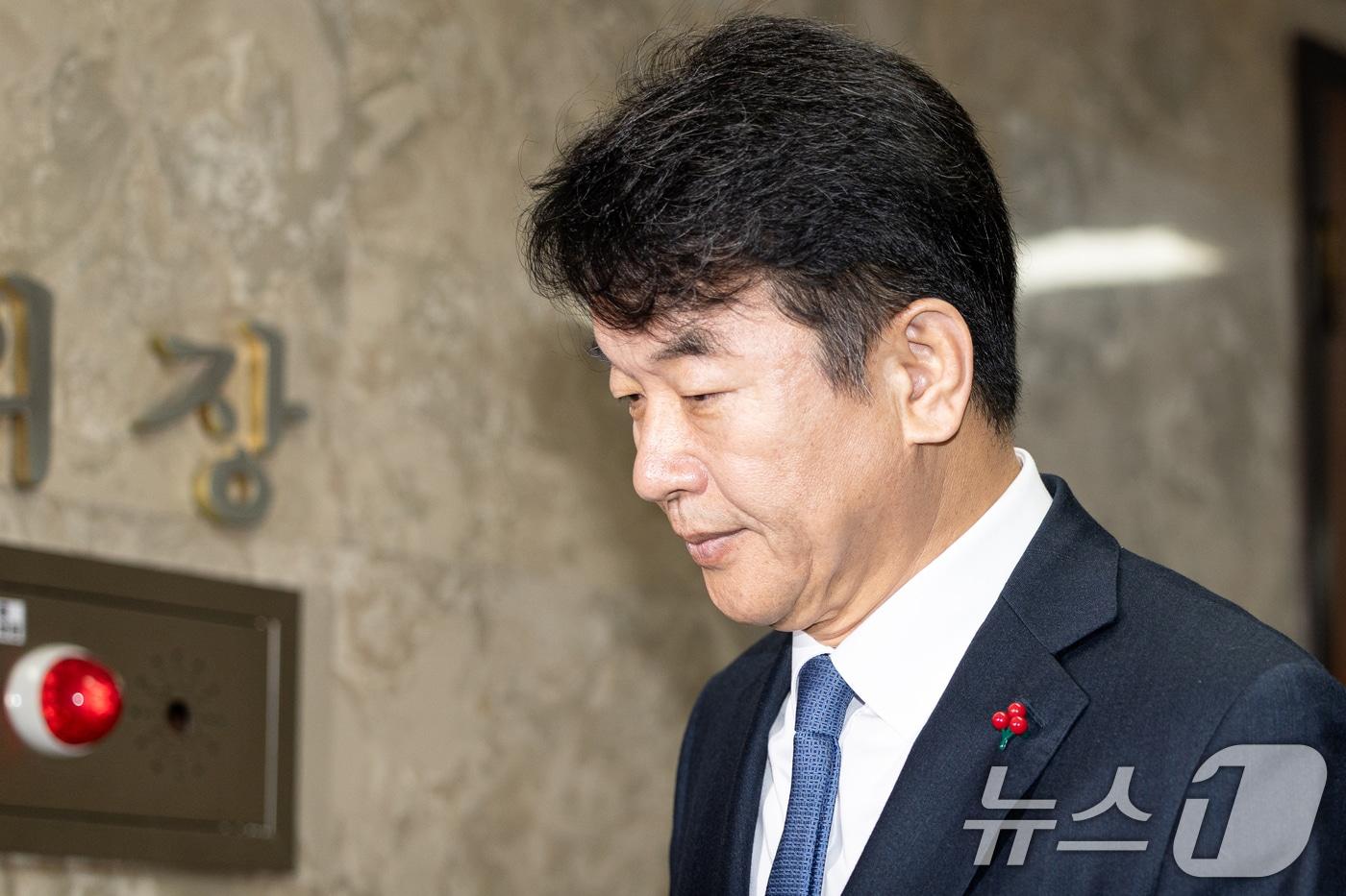 문진석 더불어민주당 원내수석부대표가 지난 8일 서울 여의도 국회에서 열린 비공개 의원총회에 참석하고 있다. 2025.12.8/뉴스1 ⓒ News1 이승배 기자