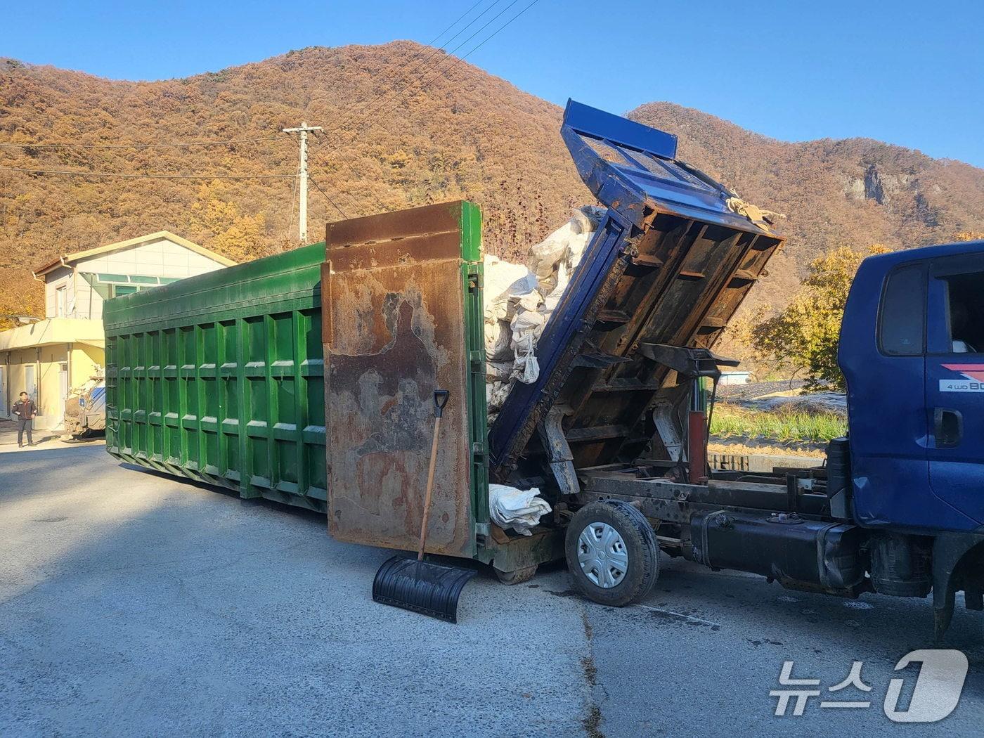 본문 이미지 -  단양군 영농폐기물 수거.&#40;단양군 제공. 재판매 및 DB금지&#41;/뉴스1