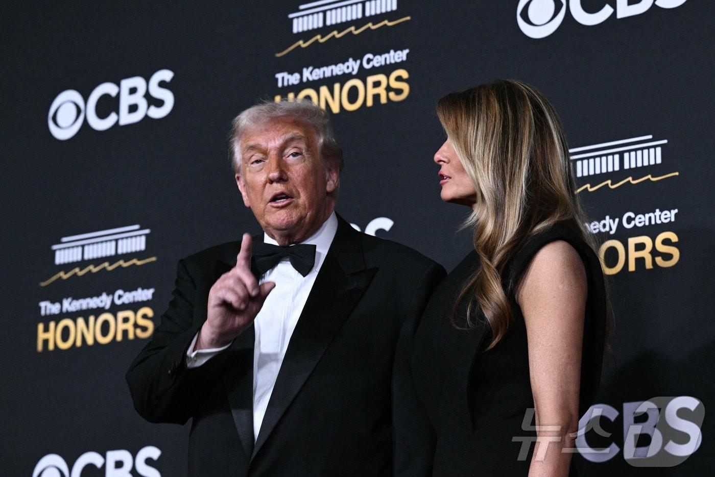 도널드 트럼프 미국 대통령과 멜라니아 여사는 7일&#40;현지시간&#41; 워싱턴 D.C. 케네디센터에서 열린 제48회 케네디센터 영예상&#40;아너스&#41; 갈라 행사에 참석했다. 2025.12.07 ⓒ AFP=뉴스1 ⓒ News1 최종일 선임기자