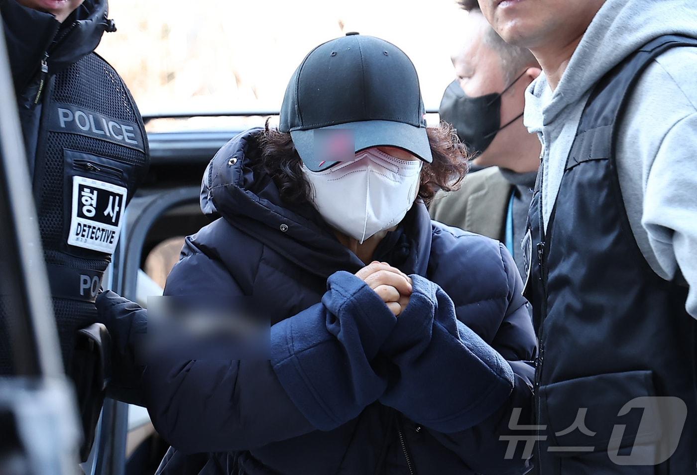 부부싸움 끝에 남편을 살해한 60대 여성 유 모씨가 8일 서울 양천구 서울남부지방법원에서 열린 구속 전 피의자 심문&#40;영장실질심사&#41;에 출석하고 있다. 유 씨는 전날 오후 3시께 강서구 등촌동 자택에서 60대 남편을 살해한 혐의로 체포됐다. 유 씨는 부부 싸움 끝에 범행을 저지른 것으로 전해졌다. 2025.12.8/뉴스1 ⓒ News1 김성진 기자