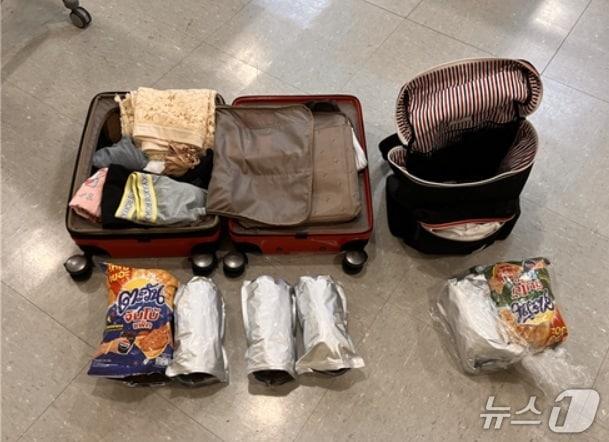 본문 이미지 - 전남경찰청 형사기동대가 인천공항에서 발견해 압수조치한 마약.&#40;전남경찰청 제공. 재판매 및 DB 금지&#41; 2025.12.8/뉴스1