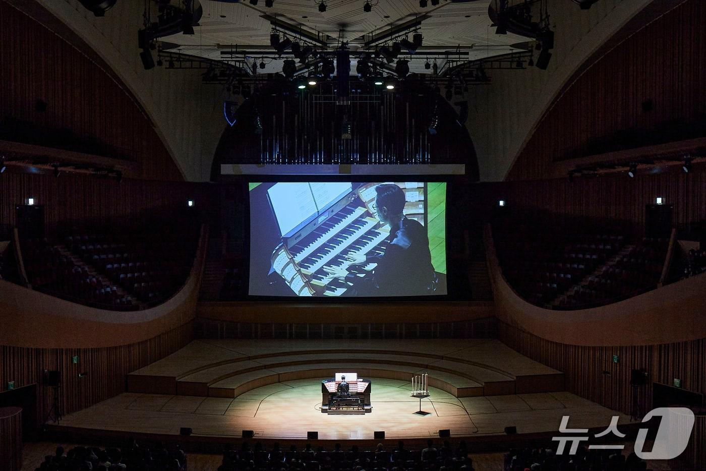 최수영 오르간 연주와 스크린에 비춘 모습