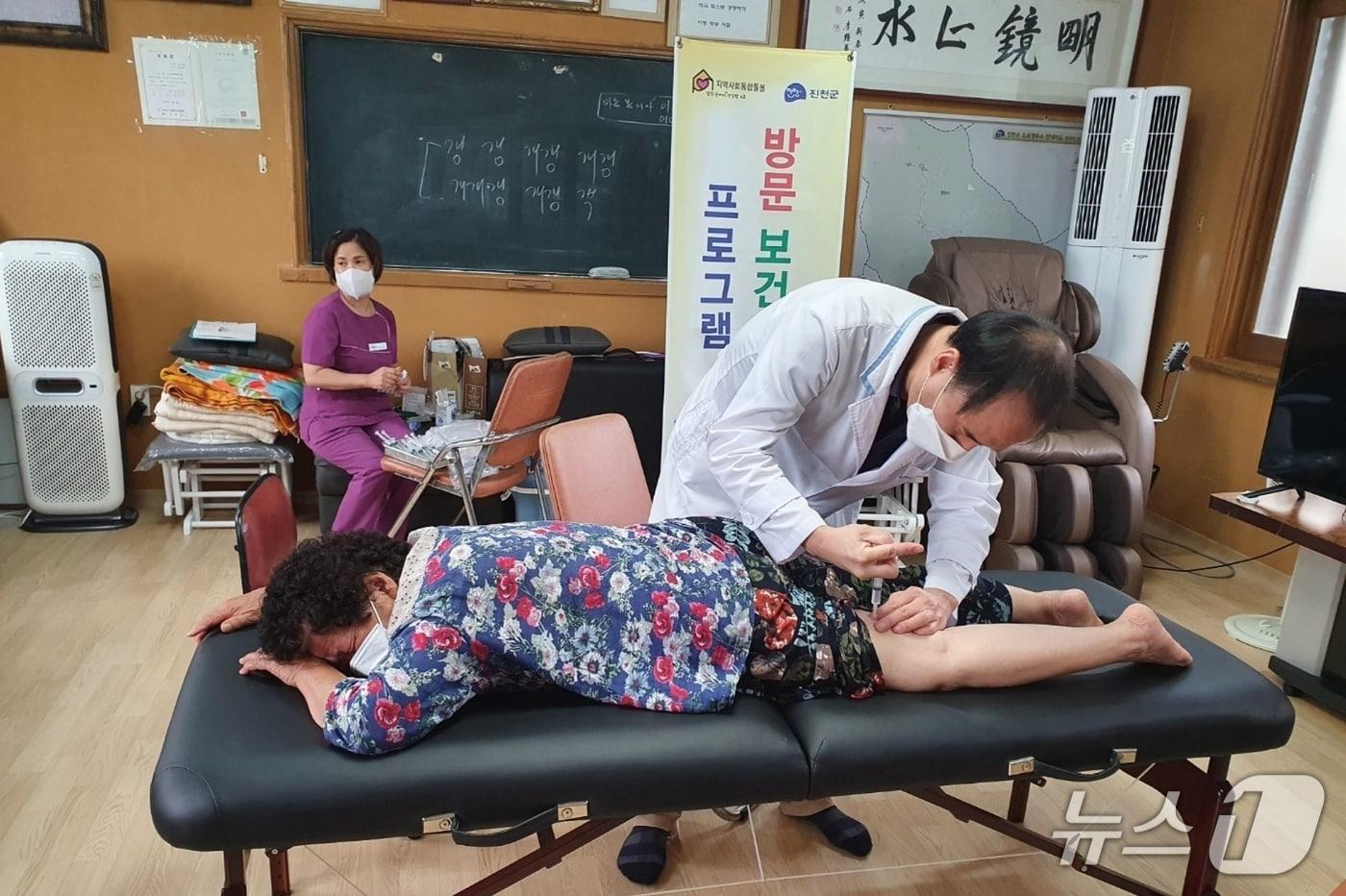진천군 통합돌봄사업 중 하나인 방문 한의 진행 모습.&#40;진천군 제공, 재판매 및 DB금지&#41;/뉴스1