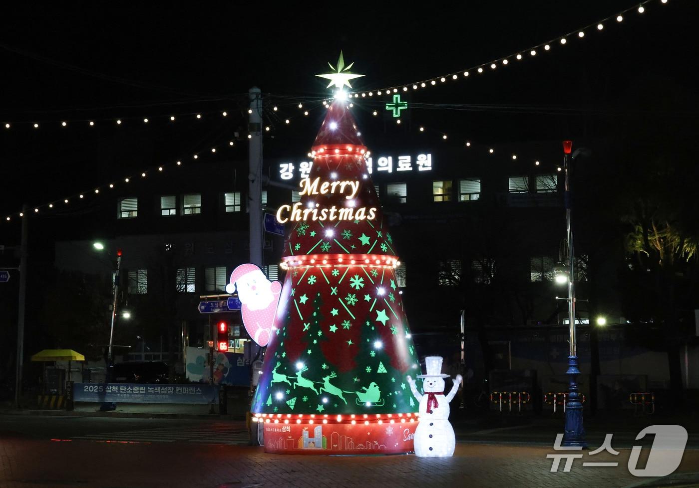 지난 7일 밤 강원 삼척의료원 앞에서 열린 크리스마스 트리 점등식.&#40;삼척시 제공, 재판매 및 DB 금지&#41; 2025.12.8/뉴스1