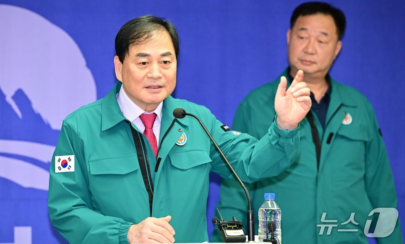 배낙호 김천시장이 8일 시청에서 황금정수장 재건설 사업을 설명하고 있다. &#40;김천시 제공. 재판매 및 DB금지&#41;/뉴스1