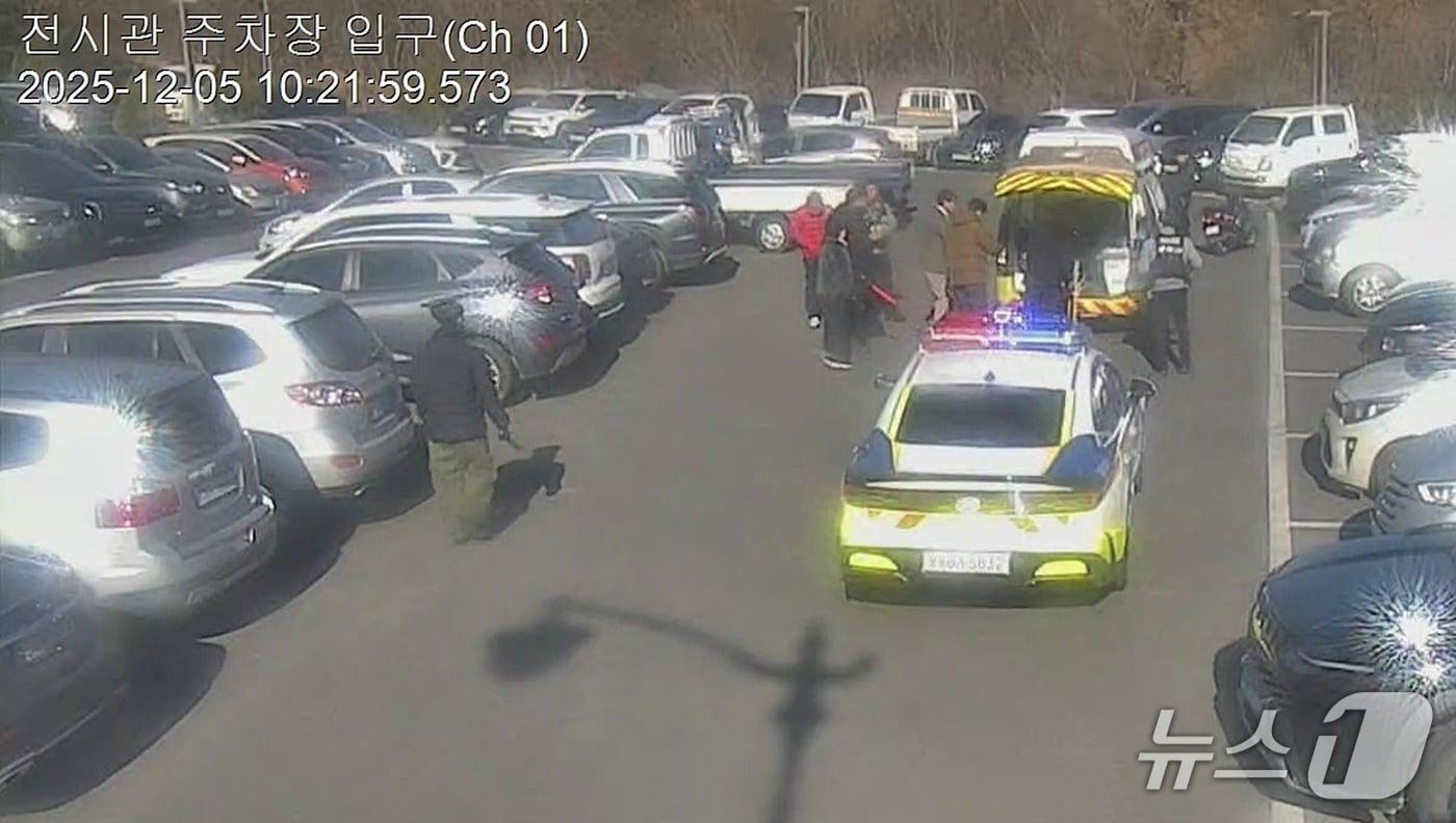 지난 5일 경북 경주시 화랑마을 주차장에서 갑자기 의식을 잃고 쓰러진 60대 남성이 마을 직원들의 신속한 응급 조치로 생명을 구했다. 경찰과 119가 현장에 도착한 모습.&#40;재판매 및 DB금지&#41; 2025.12.8/뉴스1 