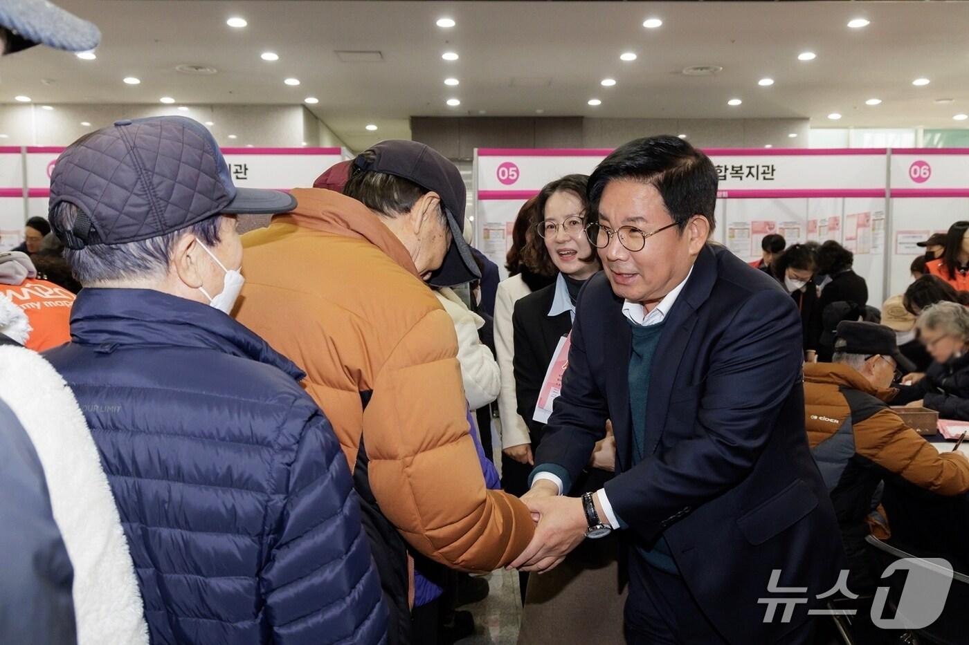 본문 이미지 - 박강수 마포구청장이 지난해  '2025 마포구 노인일자리 박람회'에서 어르신들과 인사를 나누고 있다.