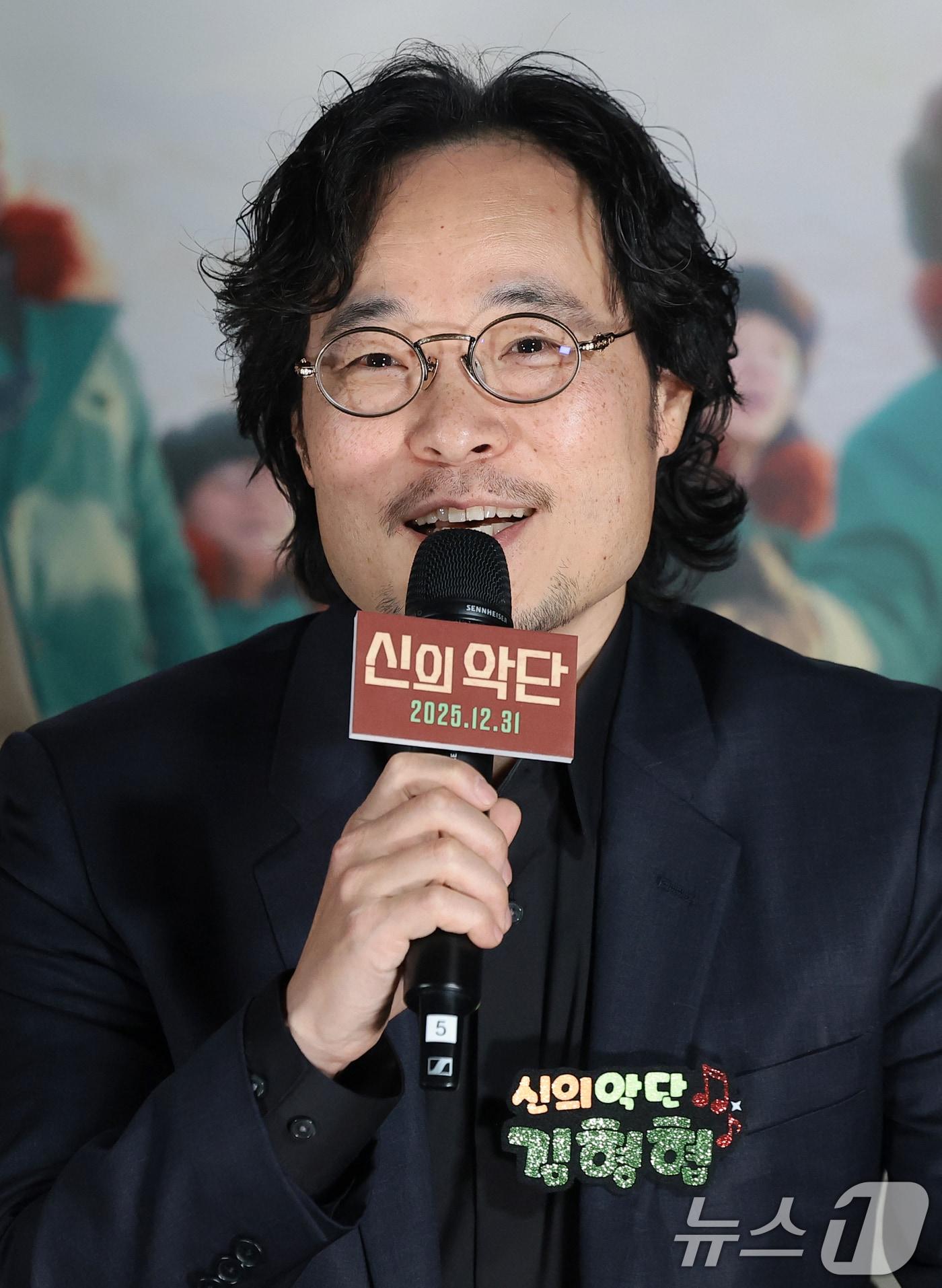 본문 이미지 - 김형협 감독이 8일 오전 서울 용산구 용산아이파크몰 CGV에서 열린 영화 &#39;신의악단&#39; 제작보고회에 참석해 인사말을 하고 있다. &#39;신의악단&#39;은 북한에 외화벌이를 위해 가짜 찬양단이 창설되며 벌어지는 이야기를 그린 작품이다. 2025.12.8/뉴스1 ⓒ News1 권현진 기자