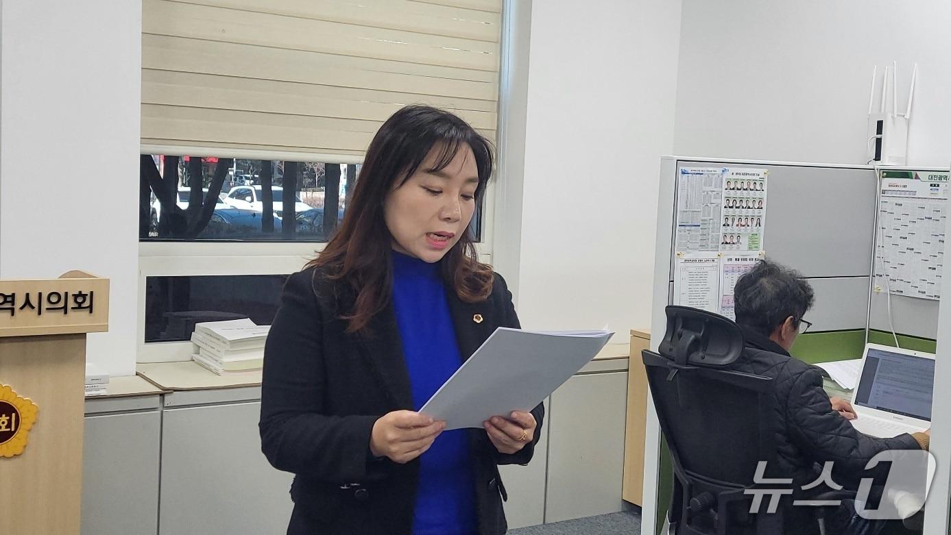 본문 이미지 - 김민숙 대전시의원이 8일 오전 시의회 기자실에서 과학지 시계탑 설치 사업과 관련한 기자회견을 하고 있다.  2025.12.8.  ⓒ News1 박종명 기자 / 뉴스1