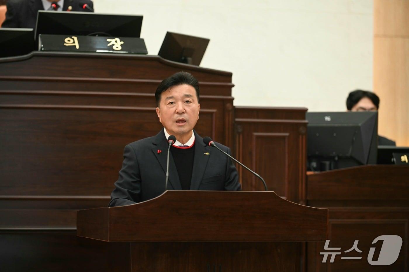  최재구 예산군수가 8일 군의회 본회의장에서 열린 정례회 예산안 관련 시정연설에서 발언하고 있다. &#40;예산군 제공, 재판매 및 DB금지&#41; / 뉴스1