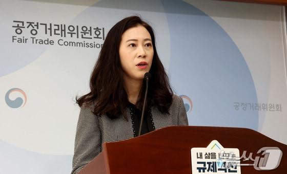 본문 이미지 - 장주연 공정거래위원회 시장구조개선정책과장이 8일 세종시 정부세종청사에서 2025년 경쟁제한적 규제개선 결과 발표를 하고 있다.  2025.12.8/뉴스1