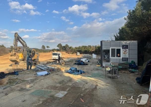 본문 이미지 - 익산 웅포 골프연습장이 자진 철거 작업을 하고 있다.&#40;익산시 제공. 재판매 및 DB 금지&#41;