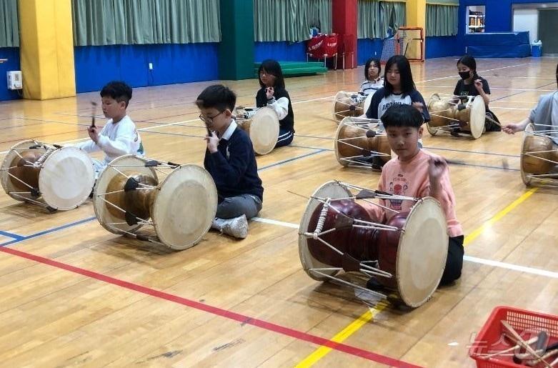 본문 이미지 - 경북교육청이 지난달 실시한 ‘2025년 늘봄학교 하반기 운영 만족도 조사’에서 학생과 학부모 모두 90%가 넘는 높은 만족도를 보인 것으로 나타났다.&#40;경북교육청 제공. 재판매 및 DB금지&#41; /뉴스1