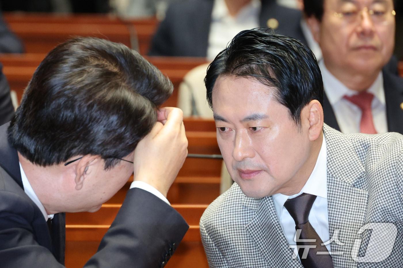 장동혁 국민의힘 대표와 신동욱 의원이 8일 서울 여의도 국회에서 열린 의원총회 및 이재명 정권 독재악법 국민고발회에서 대화하고 있다. 2025.12.8/뉴스1 ⓒ News1 신웅수 기자