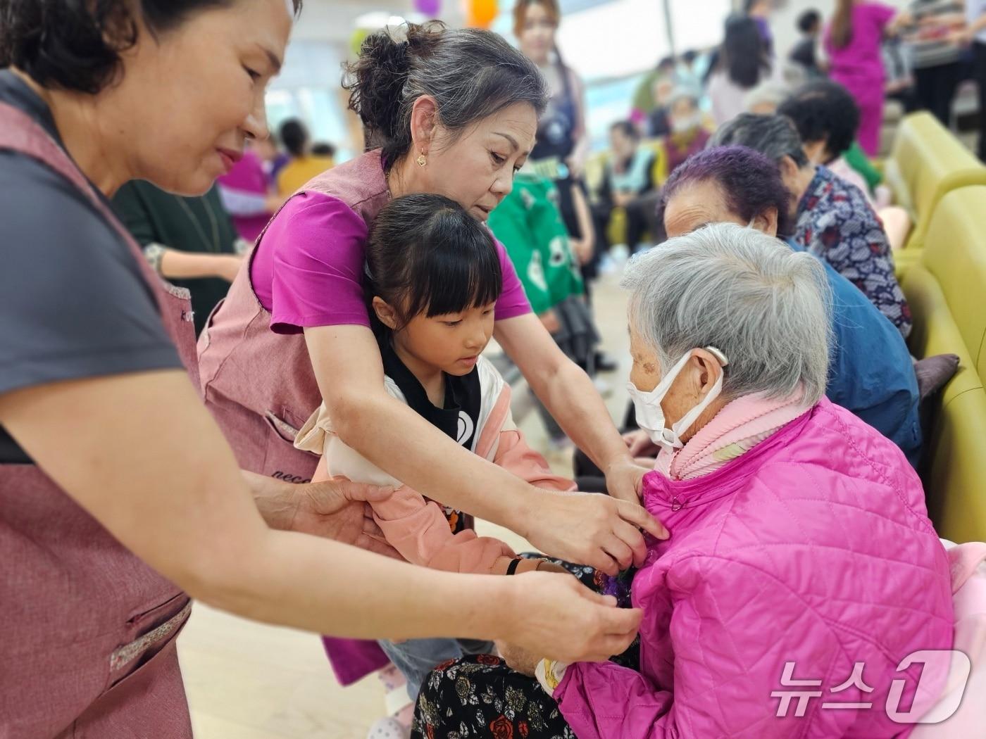 본문 이미지 -  충주 산척초 지역사회 연계 봉사활동.&#40;산척초 제공. 재판매 및 DB금지&#41;/뉴스1