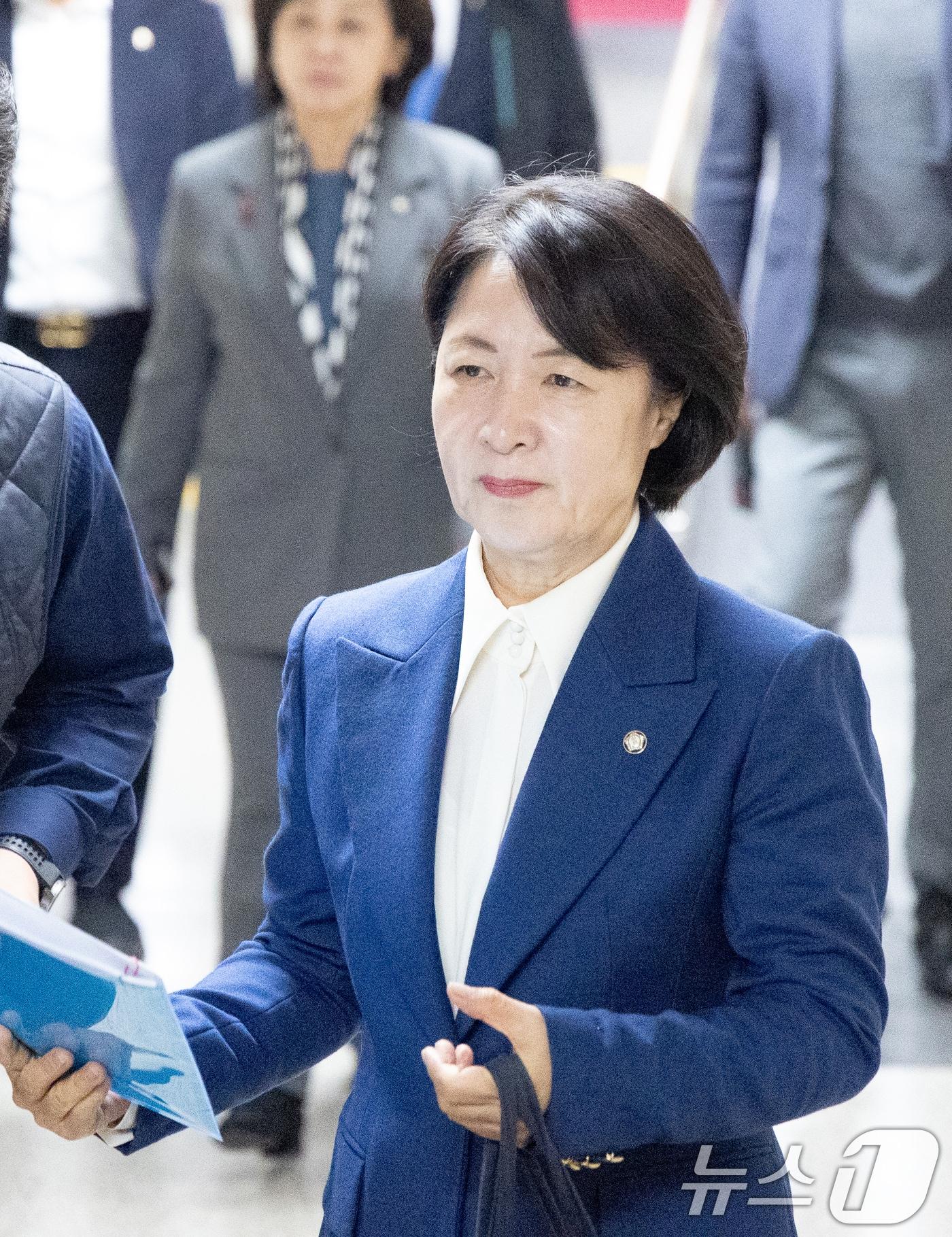 본문 이미지 - 추미애 더불어민주당 의원이 8일 서울 여의도 국회에서 열린 비공개 의원총회에 참석하고 있다. /뉴스1
