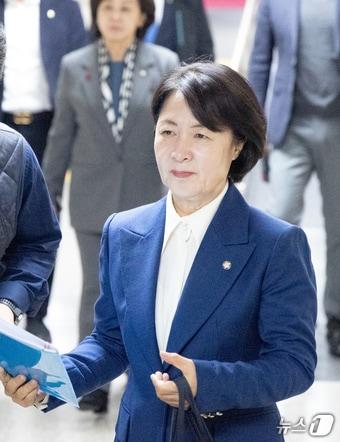 본문 이미지 - 추미애 더불어민주당 의원이 지난 8일 서울 여의도 국회에서 열린 비공개 의원총회에 참석하고 있다. 2025.12.8/뉴스1 ⓒ News1 이승배 기자