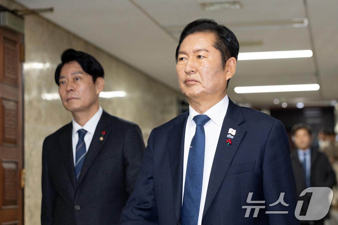 정청래 더불어민주당 대표가 지난 8일 서울 여의도 국회에서 열린 비공개 의원총회에 참석하고 있다. 2025.12.8/뉴스1 ⓒ News1 이승배 기자