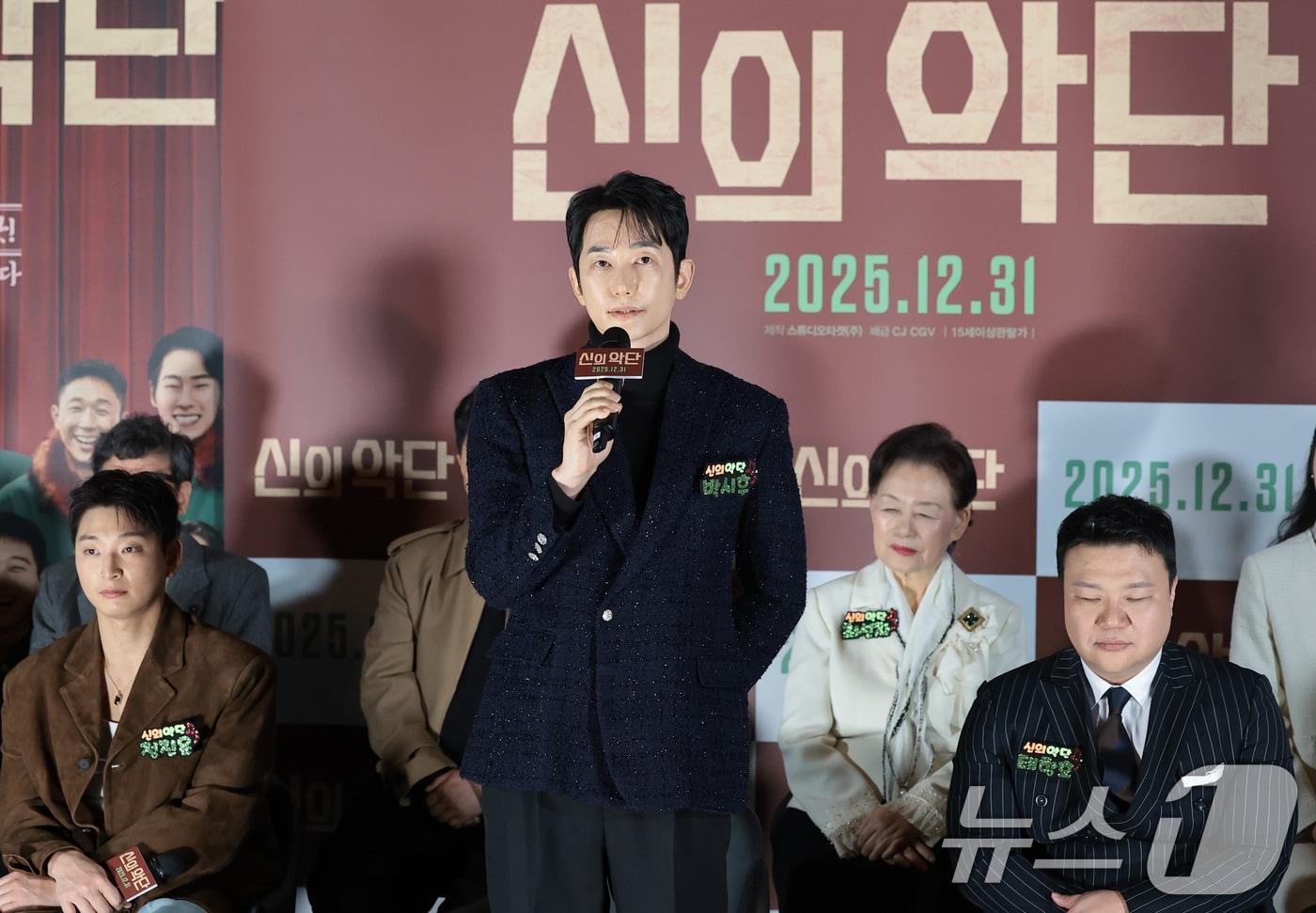 배우 박시후가 8일 오전 서울 용산구 용산아이파크몰 CGV에서 열린 영화 &#39;신의악단&#39;&#40;감독 김형협&#41; 제작보고회에 참석해 최근 불거진 &#39;가정파탄&#39; 의혹에 대해 법적 절차를 밟고 있다고 얘기하고 있다. &#39;신의악단&#39;은 북한에 외화벌이를 위해 가짜 찬양단이 창설되며 벌어지는 이야기를 그린 작품이다. 2025.12.8/뉴스1 ⓒ News1 권현진 기자