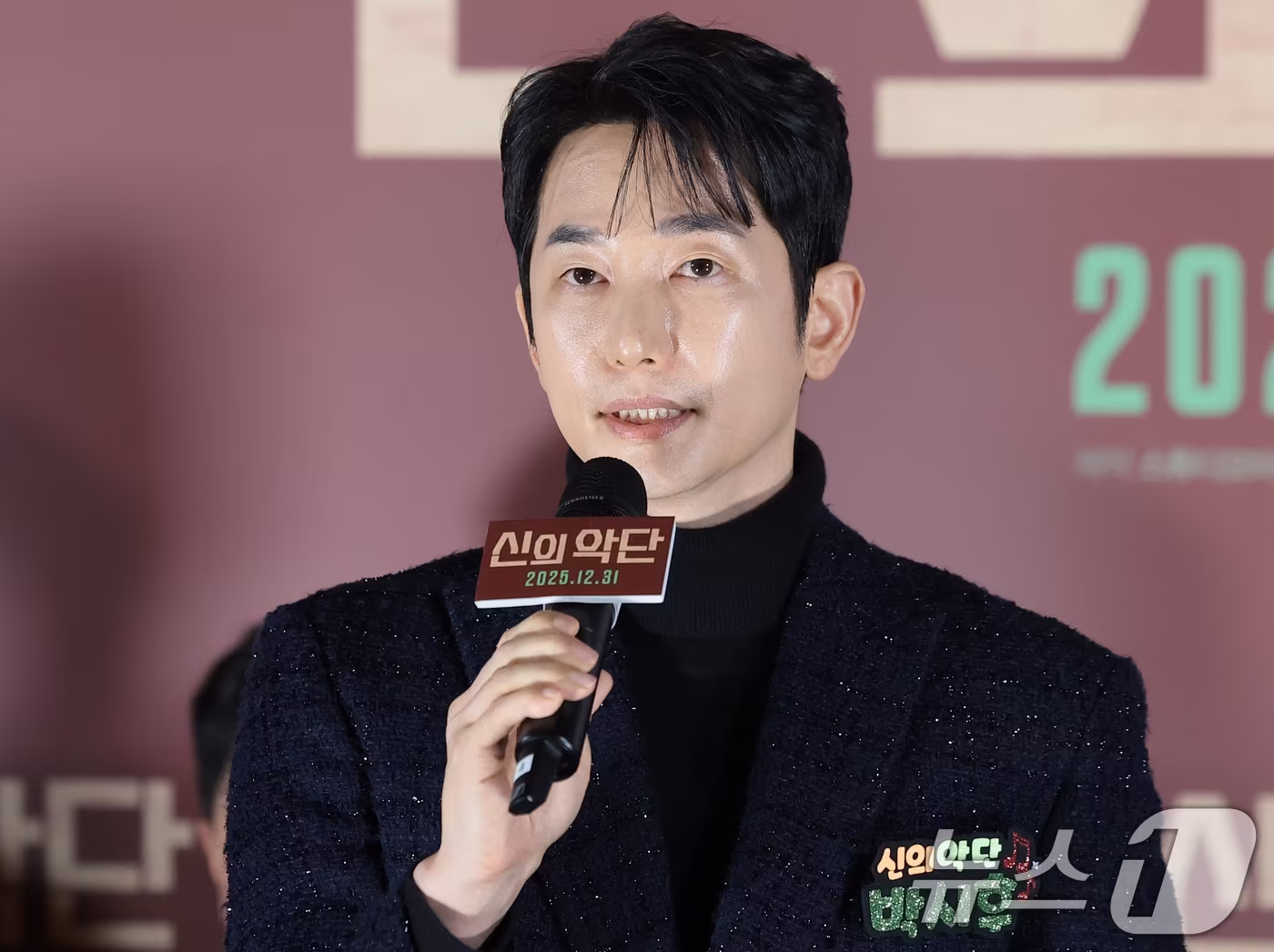 본문 이미지 - 배우 박시후가 8일 오전 서울 용산구 용산아이파크몰 CGV에서 열린 영화 '신의악단'(감독 김형협) 제작보고회에 참석해 최근 불거진 '가정파탄' 의혹에 대해 법적 절차를 밟고 있다고 얘기하고 있다. 2025.12.8 ⓒ 뉴스1 권현진 기자
