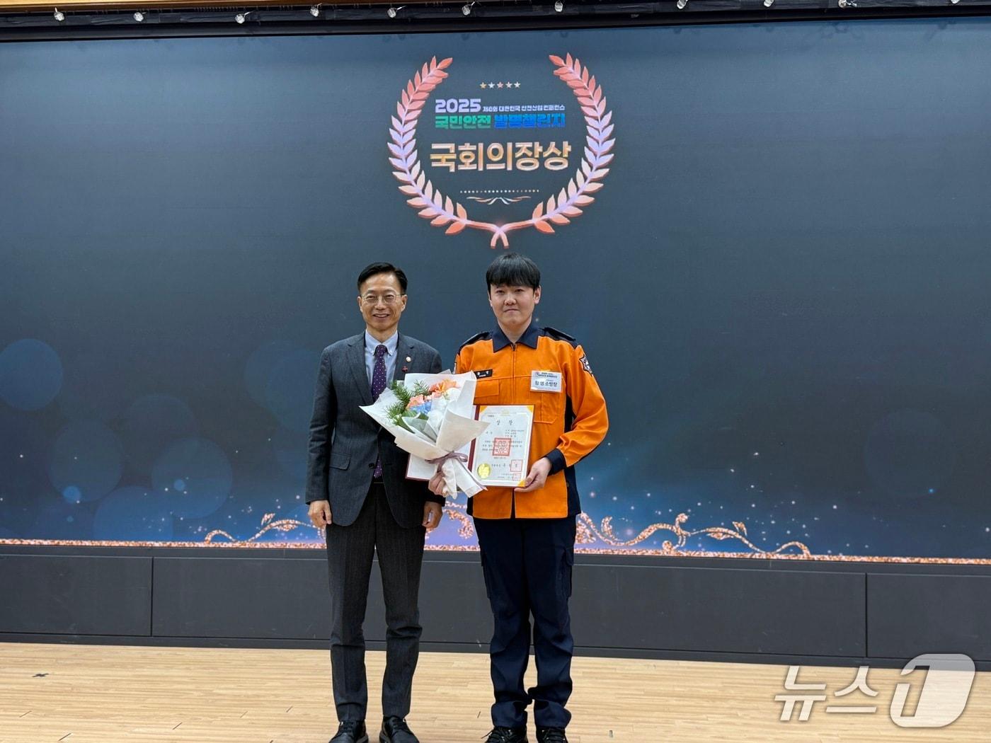 본문 이미지 - 충남 부여소방서 황명 소방장이 대상을 수상하고 기념사진을 촬영하고 있다