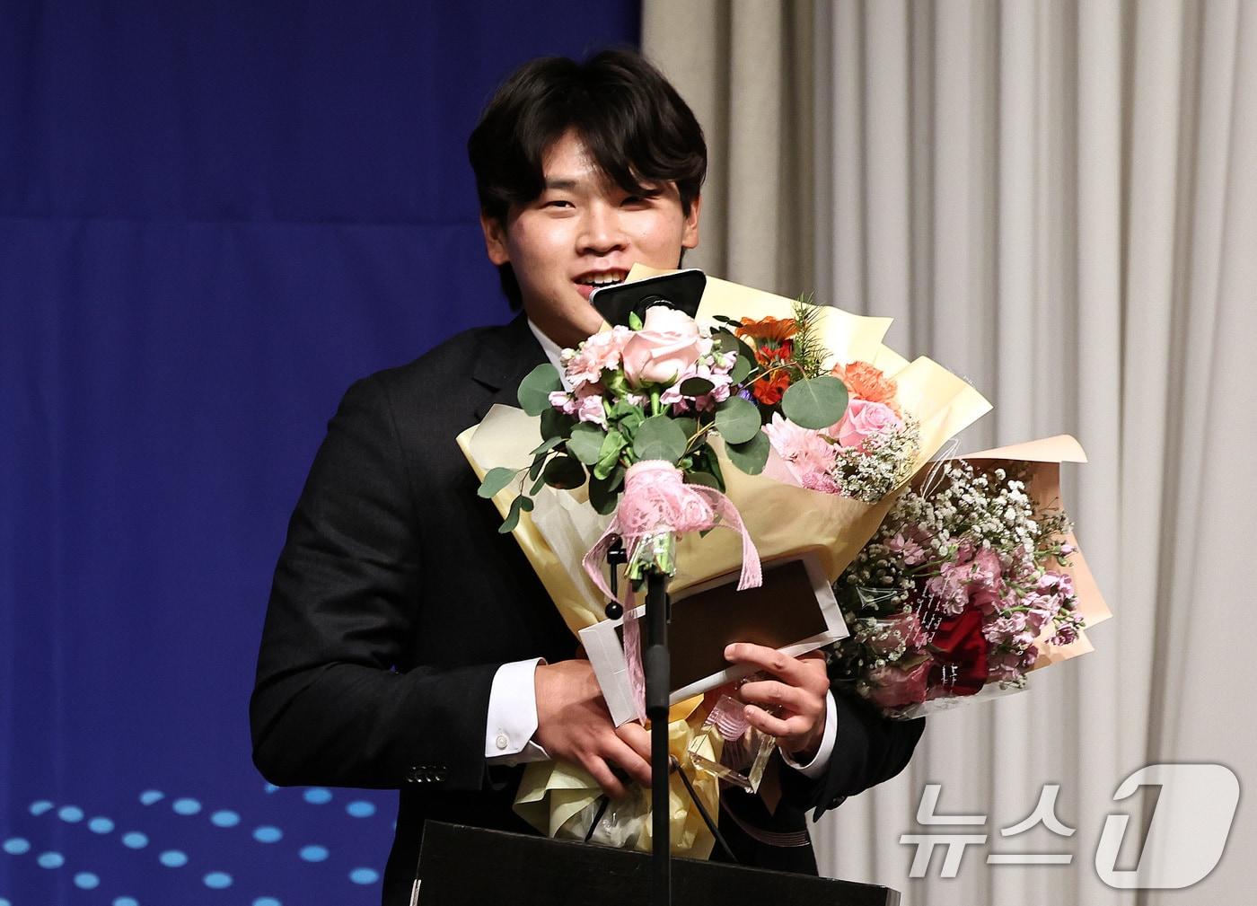 본문 이미지 - 8일 오전 서울 강남구 리베라호텔에서 열린 &#39;2025 뉴트리디데이 일구상 시상식&#39;에서 의지노력상을 수상한 롯데 자이언츠 박찬형 선수가 수상소감을 밝히고 있다. 2025.12.8/뉴스1 ⓒ News1 구윤성 기자