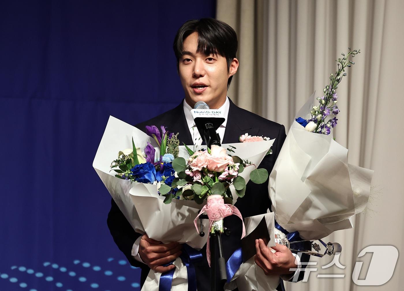본문 이미지 - 삼성 라이온즈 원태인이 8일 오전 서울 강남구 리베라호텔에서 열린 '2025 뉴트리디데이 일구상 시상식'에서 최고투수상을 수상한 뒤 소감을 밝히고 있다. 2025.12.8/뉴스1 ⓒ News1 자료 사진