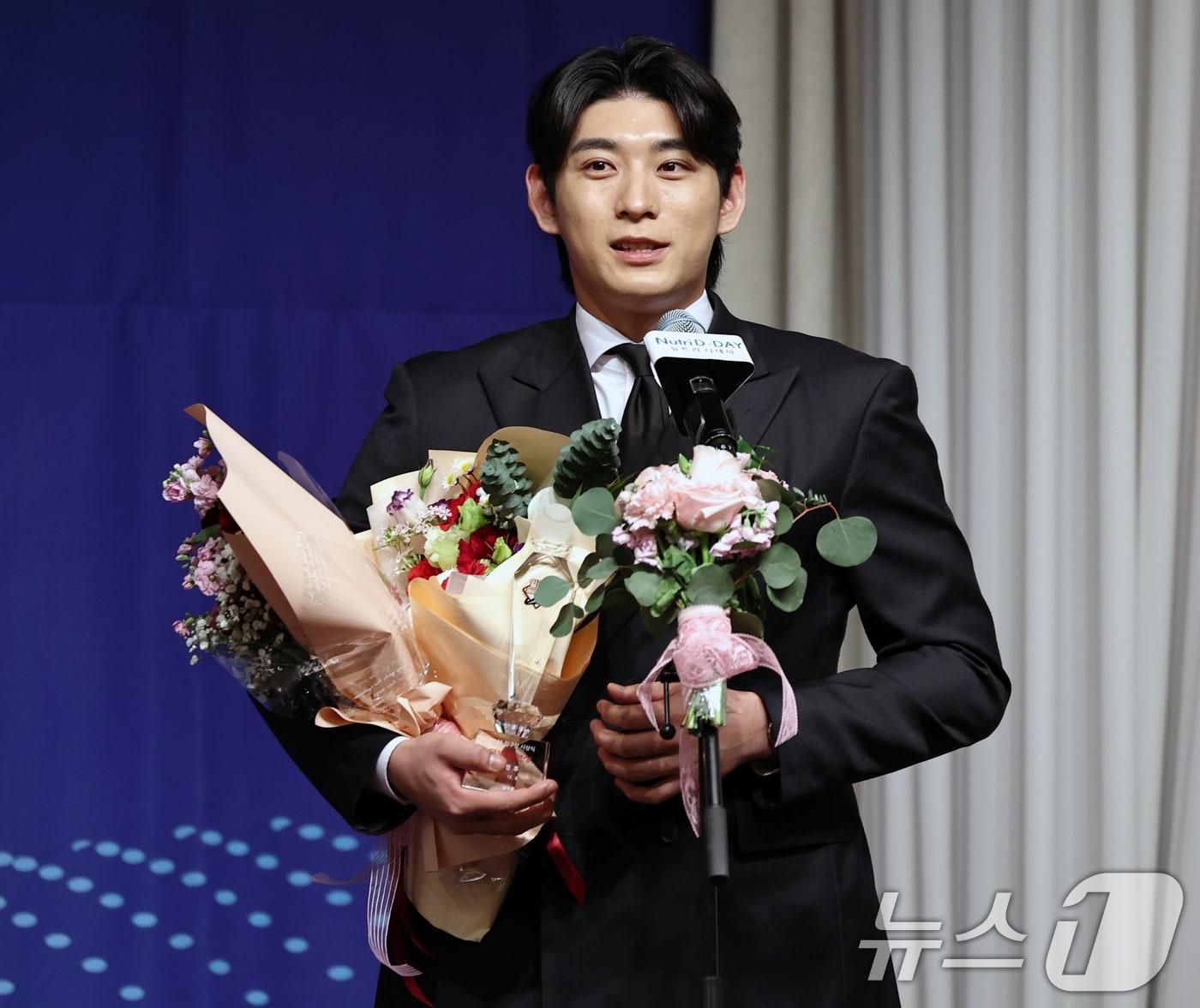 본문 이미지 - 메이저리그 샌프란시스코 자이언츠의 이정후가 8일 오전 서울 강남구 리베라호텔에서 열린 &#39;2025 뉴트리디데이 일구상 시상식&#39;에서 특별공로상을 받은 뒤 소감을 밝히고 있다. 2025.12.8/뉴스1 ⓒ News1 구윤성 기자