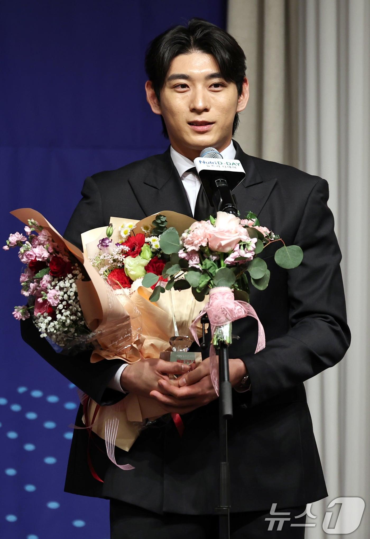 본문 이미지 - 메이저리그 샌프란시스코 자이언츠의 이정후가 8일 오전 서울 강남구 리베라호텔에서 열린 &#39;2025 뉴트리디데이 일구상 시상식&#39;에서 특별공로상을 받은 뒤 소감을 밝히고 있다. 2025.12.8/뉴스1 ⓒ News1 구윤성 기자