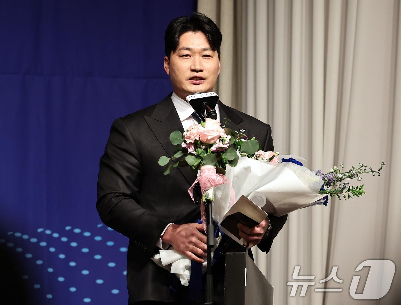 본문 이미지 - 삼성 라이온즈 오승환이 8일 오전 서울 강남구 리베라호텔에서 열린 &#39;2025 뉴트리디데이 일구상 시상식&#39;에서 일구대상을 수상한 뒤 소감을 밝히고 있다. ⓒ News1 구윤성 기자