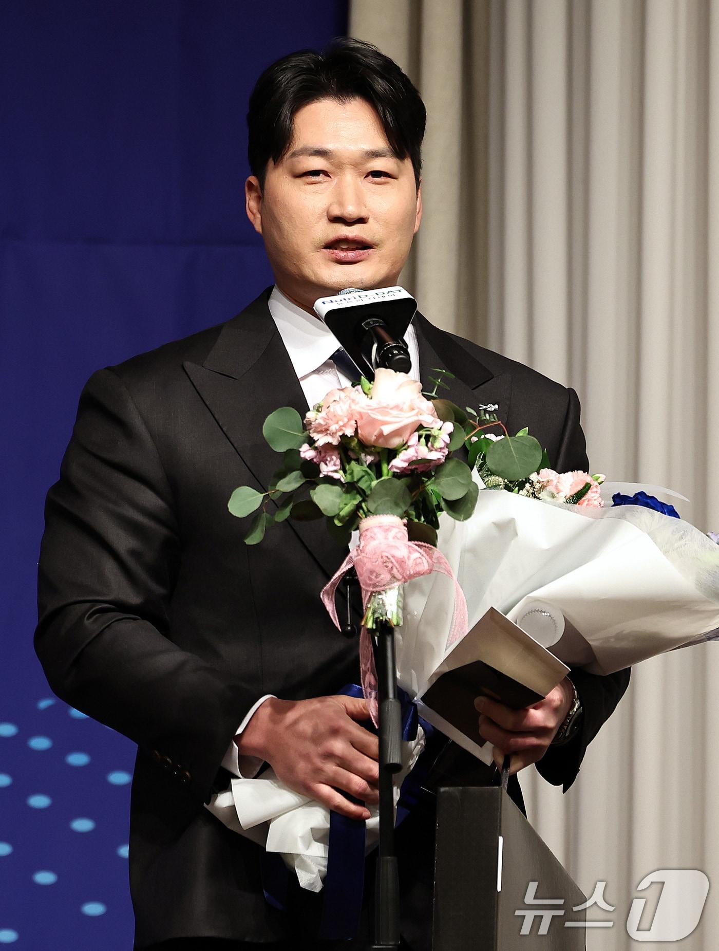 본문 이미지 - 삼성 라이온즈 오승환이 8일 오전 서울 강남구 리베라호텔에서 열린 &#39;2025 뉴트리디데이 일구상 시상식&#39;에서 일구대상을 수상한 뒤 소감을 밝히고 있다. 2025.12.8/뉴스1 ⓒ News1 구윤성 기자