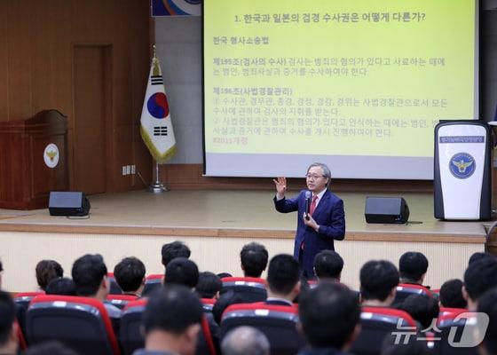 본문 이미지 - 검찰개혁추진단 자문위원장인 박찬운 한양대 교수가 지난 2019년 4월 19일 경기남부지방경찰청에서 &#39;수사권 조정과 자치경찰&#39;에 대한 특별강연회를 가진 모습.&#40;경기남부지방경찰청 제공&#41;ⓒ 뉴스1