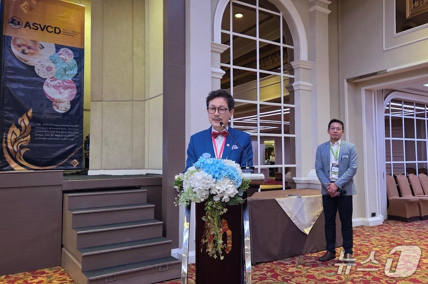 강종일 아시아수의임상피부학회 회장이 8일 태국 방콕에서 열린 &#39;제7회 ASVCD 콩그레스 2025&#39;에서 개회사를 하고 있다. ⓒ 뉴스1
