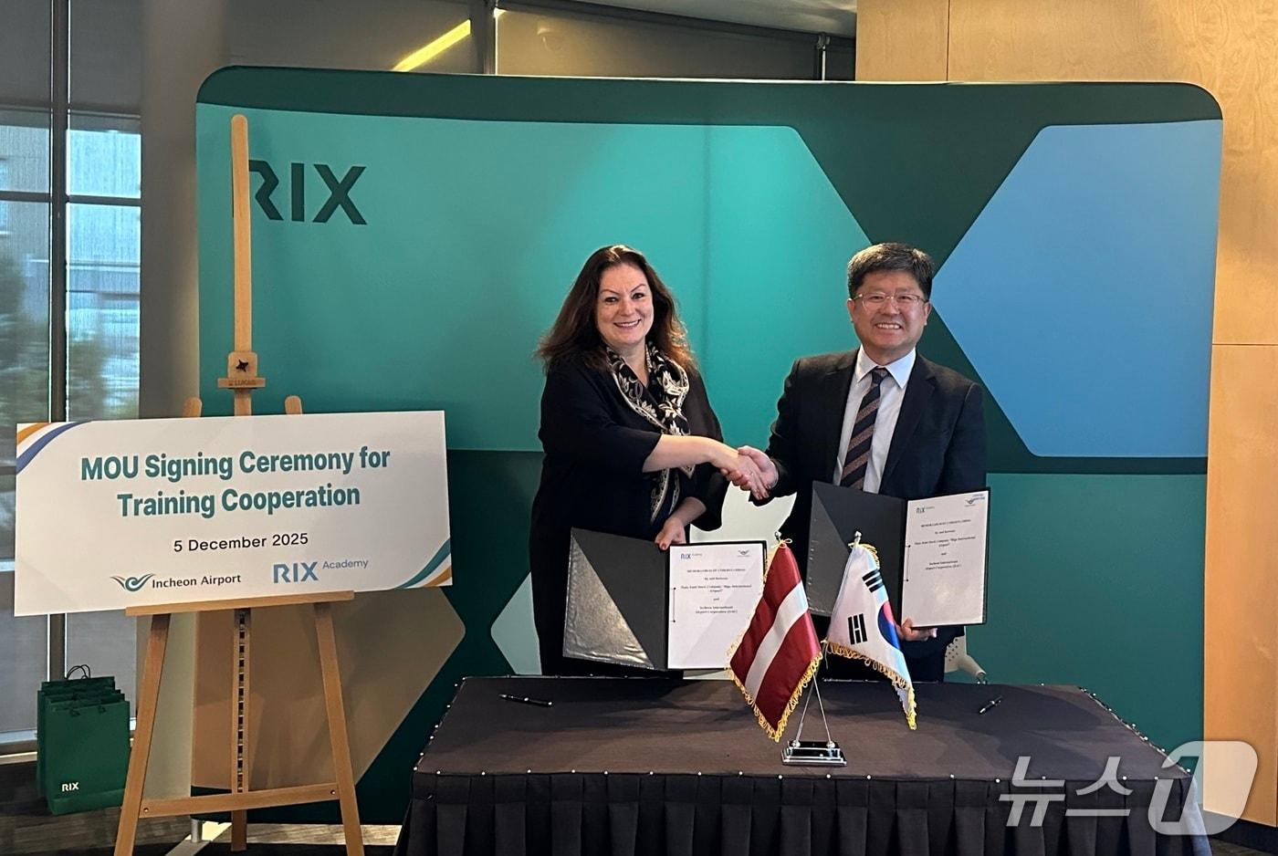 난 5일 라트비아 리가공항공사 본사에서 진행된 ‘전략적 교육 협력을 위한 양해각서 체결식’에서 인천국제공항공사 신가균 경영본부장&#40;사진 오른쪽&#41;이 협약 체결 후 라일라 오디나&#40;Laila Odina&#41; 리가공항공사 CEO 겸 이사회 의장&#40;사진 왼쪽&#41;과 기념촬영을 하고 있다.&#40;공사 제공. 재배포 및 DB금지&#41;2025.12.8/뉴스1
