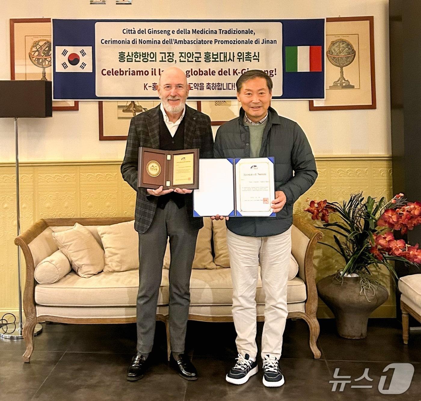 본문 이미지 - 전춘성 전북 진안군수&#40;오르쪽&#41;가 이탈리아 움베르토 나르디 박사를 홍보대사로 위촉하고 있다.&#40;진안군제공. 재파매 및 DB금지&#41;2025.12.8/뉴스1