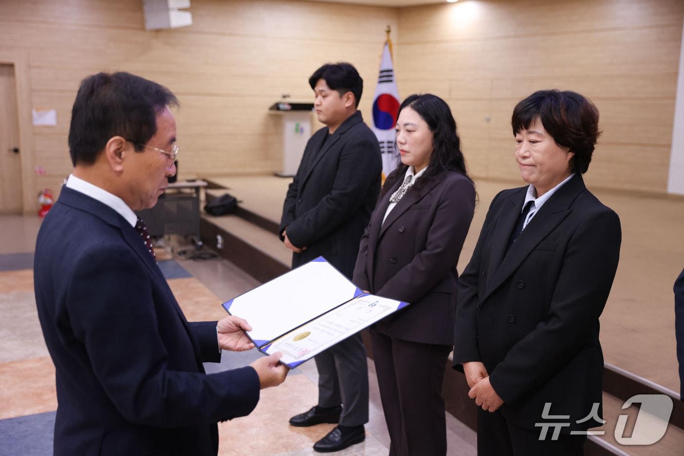 오른쪽부터 김진미 축수산팀장, 이미선 인구정책팀장, 김용진 주무관, 김문근 단양군수.&#40;단양군 제공. 재판매 및 DB금지&#41;/뉴스1 
