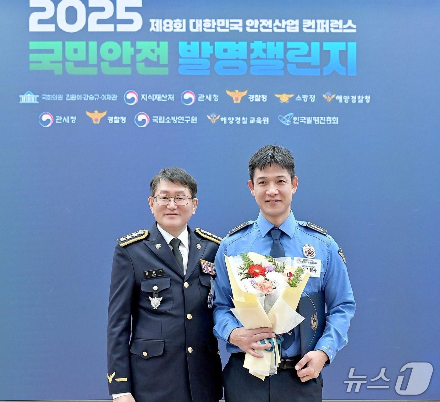 본문 이미지 - 울산해경 이덕규 경사&#40;오른쪽&#41;가 김용진 해양경찰청장&#40;왼쪽&#41;과 기념 촬영을 하고 있다.&#40;울산해경 제공. 재판매 및 DB금지&#41;/뉴스1