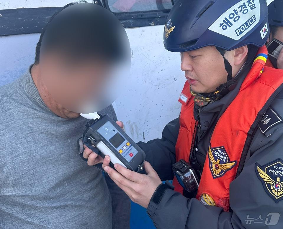 본문 이미지 - 해상 음주단속하는 목포해경. &#40;목포해경 제공. 재판매 및 DB 금지&#41; 