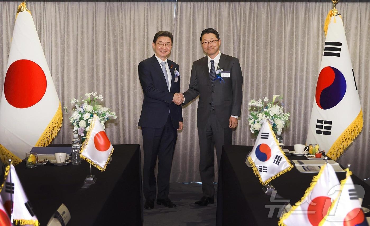 이억원 금융위원장이 8일 오전 부산 해운대구 웨스틴조선 부산에서 개최한 제9차 한·일 금융감독 정례회의에 참석해 이토 유타카 일본 금융청장과 기념 촬영을 하고 있다. &#40;금융위원회 제공. 재판매 및 DB 금지&#41; 2025.12.8/뉴스1