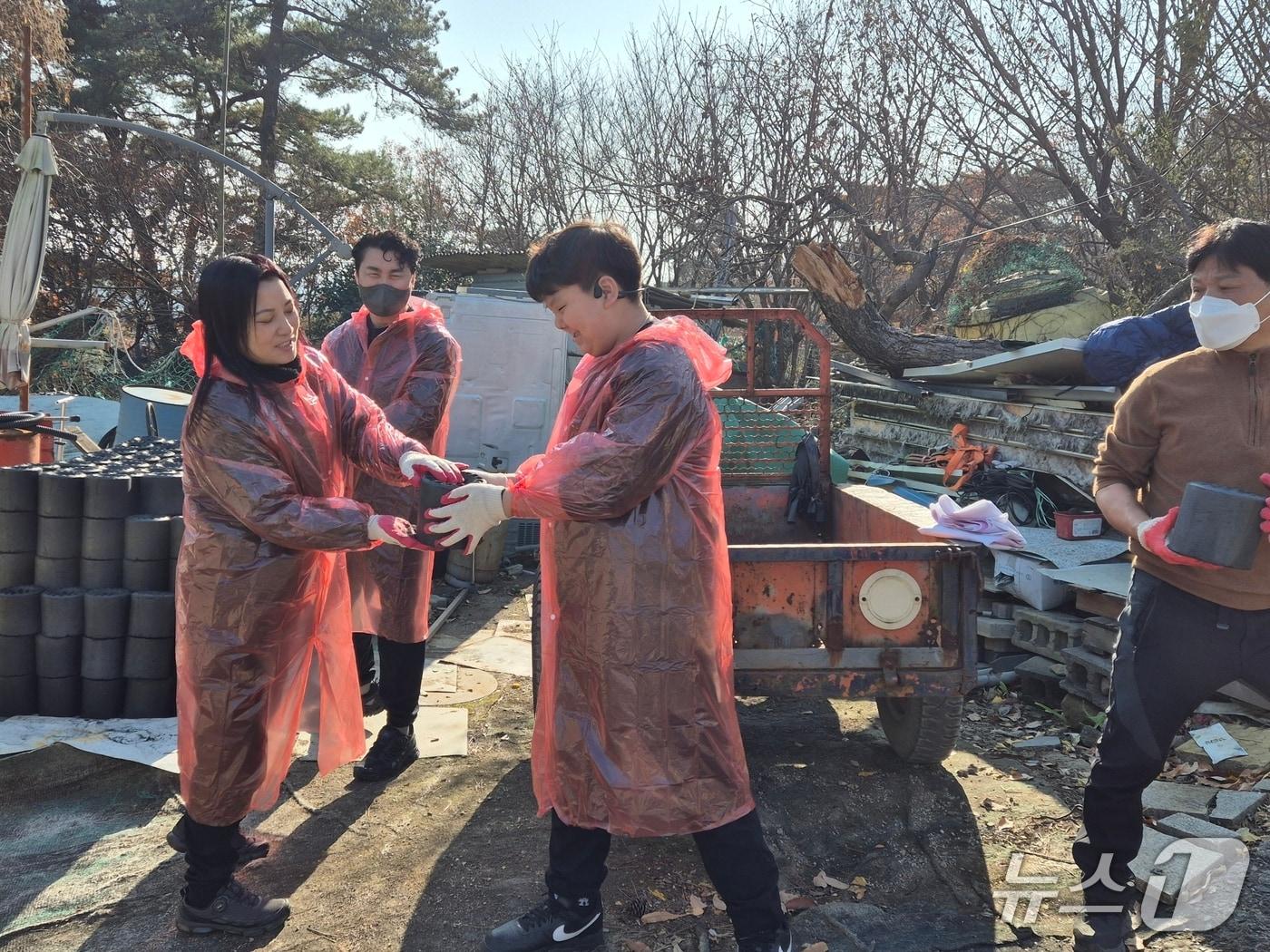 본문 이미지 - 열린마음봉사단이 7일 울산 남구 선암동의 한 마을에서 연탄 나눔 봉사를 하고 있다.2025.12.8/뉴스1ⓒ 뉴스1 박정현 기자