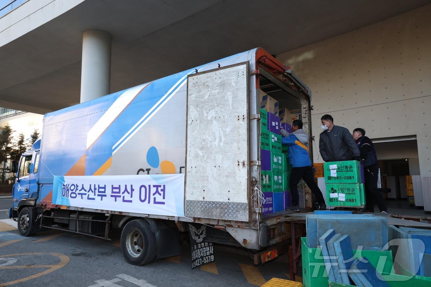 본문 이미지 - 해양수산부의 본격적인 이전이 시작된 지난해 12월 세종시 정부세종청사 해양수산부에서 첫 이삿짐을 실은 차량들이 부산 청사로 출발하고 있다. 2025.12.8 ⓒ 뉴스1 김기남 기자