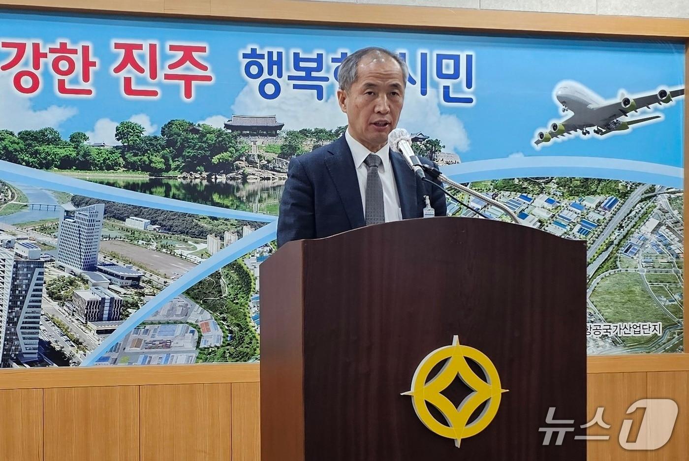 김성일 진주시 우주항공경제국장은 8일 시청에서 기자회견을 열고 &#39;KAI 회전익 비행센터&#39; 현황에 대해 설명하고 있다. 2025.12.8/뉴스1 한송학기자