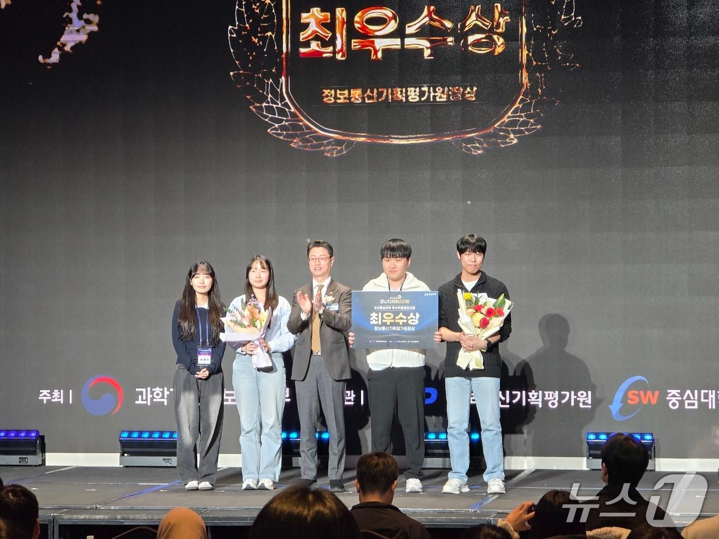 본문 이미지 - 2025 SW인재페스티벌에서 최우수상을 받은 &#39;동국팜시&#39; 팀. &#40;동국대 제공&#41;